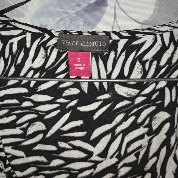 Vince Camuto Monochrome Leaf Print Blouse - Picture 3 of 5